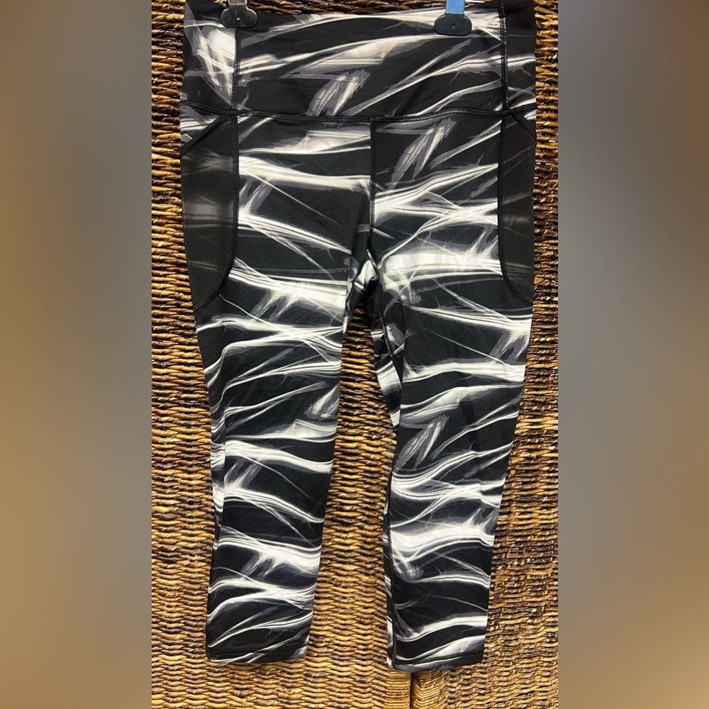 Victoria Spirt- Knockout Capris - Womens Size: Medium, Black and White